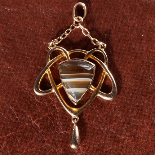 159 - ART-NOUVEAU AGATE PENDANT, in 9 ct. gold. Set with a shield shaped agate. L. 4.1 cm. 2.9 grams.