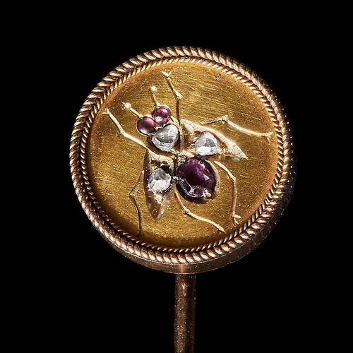 175 - FINE DIAMOND AND RUBY STICK PIN, IN THE FORM OF A BEE. set with bright lively diamonds, with vibrant... 