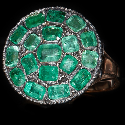 180 - FINE AND RARE GEORGIAN EMERALD CLUSTER RING. testing as gold. set with rich vibrant emeralds , total... 