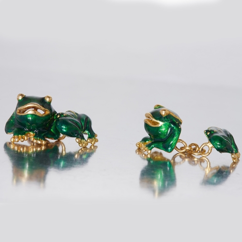 2 - PAIR OF GREEN ENAMEL FROG CUFFLINKS, in 18 ct. gold. Designed as a frog, decorated with green enamel... 