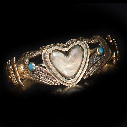25 - ANTIQUE FEDE RING, HEART SHAPED PASTE, BETWEEN HANDS, HIGHLIGHTED WITH A TURQUOISE CABOCHON.  testin... 