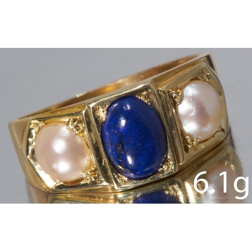 105 - LAPIS LAZULI AND PEARL 3-STONE RING,
in high carat gold.
Vibrant lapis
A pearl on each side (Unteste... 