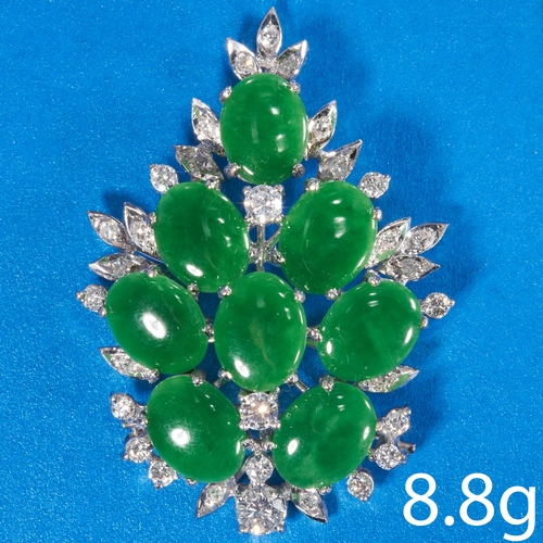 141 - JADE AND DIAMOND PENDANT,
High carat gold.
Vibrant green jade.
Diamonds bright and lively.
L. 4.2 cm... 