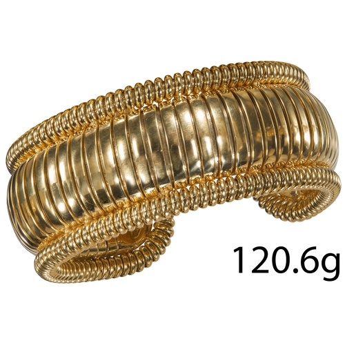 157 - VERY FINE AND ELEGANT WIDE TUBOGAS SPRUNG BANGLE,
Stamped 18 ct. gold, Italy.
Fine design.
W. 2.8 cm... 