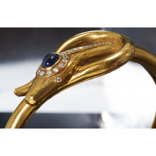 6 - FINE SAPPHIRE AND DIAMOND GOLD SNAKE BANGLE,
Cabochon cut blue sapphire of approx. 1.30 ct.
Diamonds... 