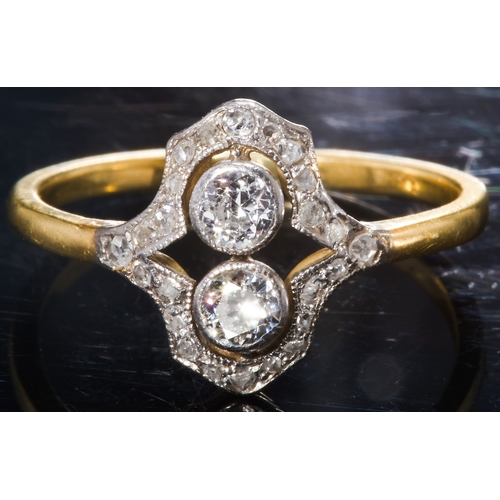 87 - ANTIQUE 2-STONE DIAMOND RING,
High carat gold and platinum.
Diamonds bright and lively.
Size Q.
2.7 ... 