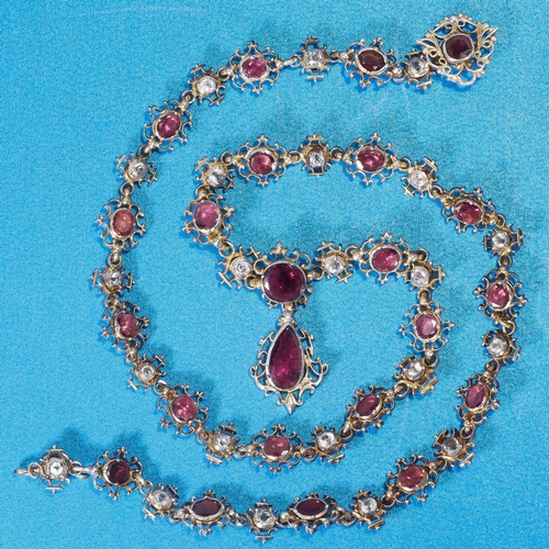 159 - RARE ANTIQUE GEORGIAN GARNET AND PASTE NECKLACE,
The larger links set with a garnet.
Alternated with... 