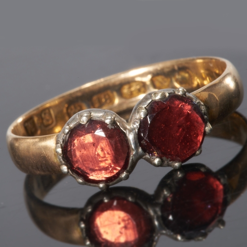 24 - ANTIQUE GARNET RING,
Foiled back garnets.
Size M.
2.1 grams.