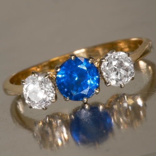 38 - SAPPHIRE AND DIAMOND 3-STONE RING,
High carat gold.
Vibrant blue sapphire.
Bright and lively diamond... 