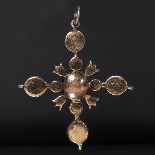 49 - ANTIQUE ROSE CUT DIAMOND PENDANT,
Diamonds bright and lively.
L. 3.4 cm.
3.1 grams.