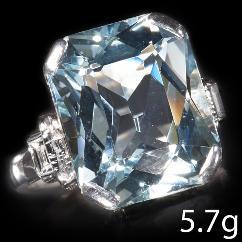 100 - AQUAMARINE SINGLE STONE RING
18 ct. gold.
Large vibrant aquamarine of approx. 8.12 ct. (14.22 x 11.7... 