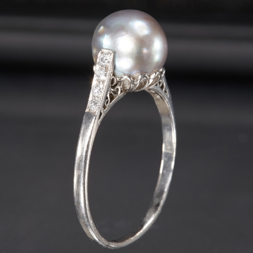 23 - NATURAL SALTWATER PEARL AND DIAMOND RING,
Platinum.
Pearl of approx. 8.9 x 8.9 x 8.9 mm of good lust... 