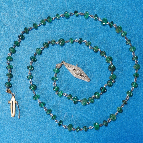 42 - EMERALD NECKLACE WITH DIAMOND CLASP,
Vibrant emeralds, generally well matched.
L. 38.5 cm.
6.7 grams... 