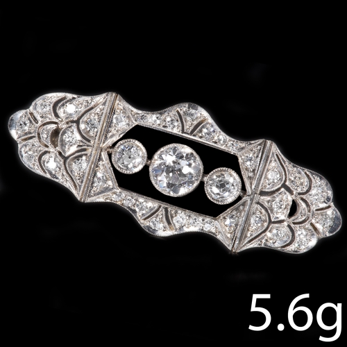 158 - DIAMOND BROOCH,
High carat gold.
Diamonds bright and lively, totalling approx. 1.30 ct.
W. 3.6 cm.
5... 