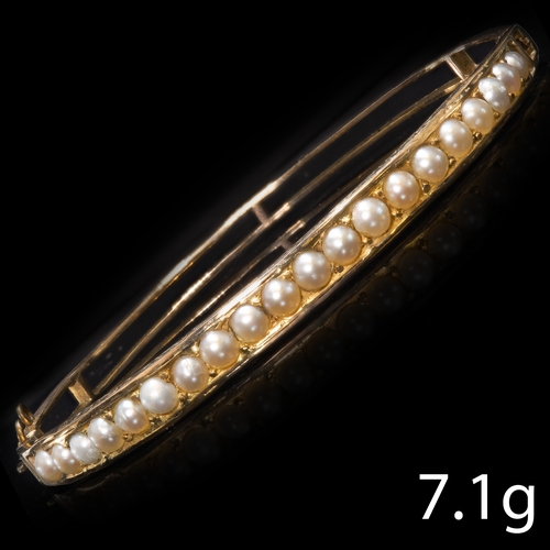 70 - ANTIQUE VITORIAN PEARL HINGED BANGLE.
Testing gold.
Inner diam: 5.4 cm.
7.1 gram.