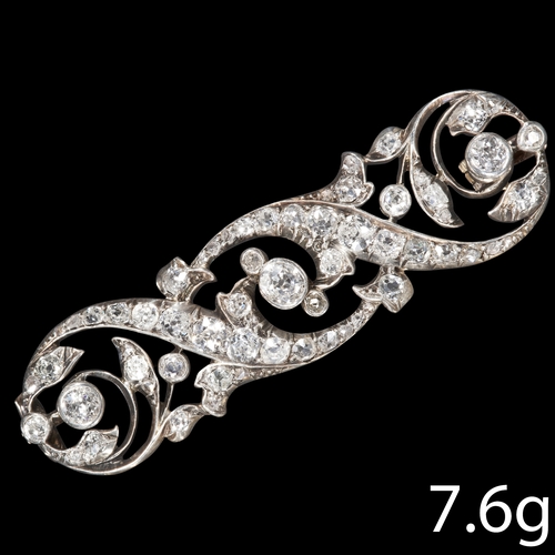 90 - VICTORIAN DIAMOND BROOCH,
Gold backed.
Diamonds bright and lively.
W. 4.8 cm.
7.6 grams.