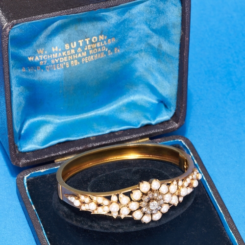 12 - IMPRESSIVE ANTIQUE VICTORIAN PEARL AND DIAMOND SET HINGED BANGLE. 
High carat gold.
Pearls well matc... 