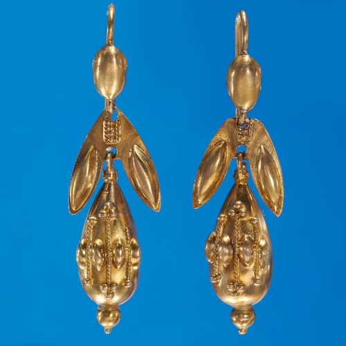 124 - PAIR OF ANTIQUE ETRUSCAN REVIVAL EARRINGS,
High carat gold.
L. 3.3 cm.
1.8 grams.