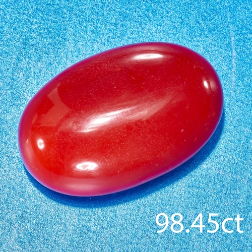 138 - LARGE AND FINE CABOCHON CORAL PIECE,
High grade coral.
Approx. 98.45 ct.
35.85 x 23.17 x 16.2 mm.
