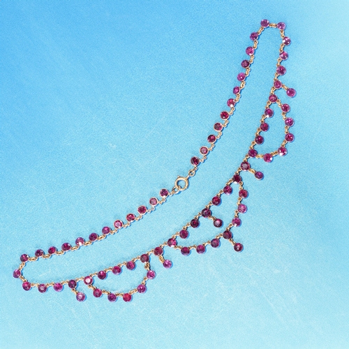 101 - ANTIQUE GARNET GOLD NECKLACE,
13.6 grams.
All links and the garland drops with a vibrant foiled back... 