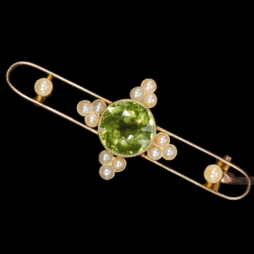 150 - EDWARDIAN PERIDOT AND PEARL GOLD BROOCH,
Vibrant peridot.
Pearls well matched.
W. 3.6 cm.
2.8 grams.