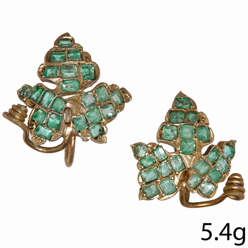 170 - PAIR OF EMERALD VINE LEAVES EARRINGS.
5.4 grams, High carat gold.
Emeralds totalling approx. 2.10 ct... 