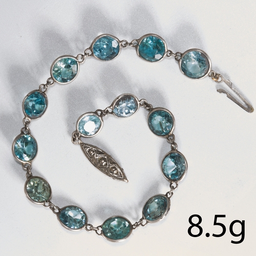 230 - ANTIQUE ZIRCON BRACELET
Set with vibrant zircons.
Length: 20.5 cm.
8.5 gram.