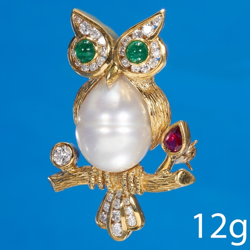 25 - ATTRACTIVE DIAMOND RUBY EMERALD AND PEARL OWL BROOCH,
21 grams, 18 ct. gold.
Large pearl of approx. ... 