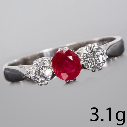 253 - RUBY AND DIAMOND 3-STONE RING,
3.1 grams, 18 ct. gold.
Vibrant ruby.
Diamonds bright and lively.
Siz... 