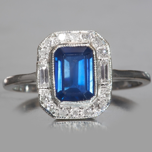 267 - ART-DECO SAPPHIRE AND DIAMOND CLUSTER RING,
2.2 grams, platinum.
Vibrant blue sapphire of approx. 1 ... 