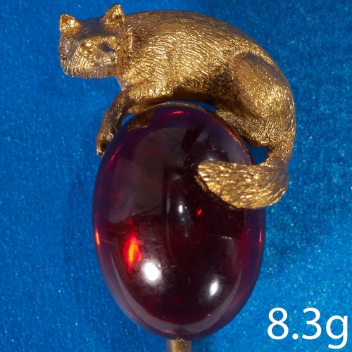 270 - ANTIQUE GARNET FOX GOLD STICK PIN.
5.6 grams.
Vibrant cabochon cut garnet, topped with a fox.