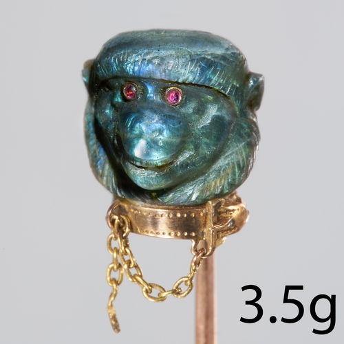 280 - CARVED LABRADORITE MONKEY GOLD STICK PIN,
3.5 grams.
Fine and detailed carving.
L. top 1.2 cm.