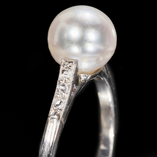 4 - PEARL AND DIAMOND RING,
Testing platinum.
Pearl of approx. 7.08 mm. (untested).
Diamonds bright and ... 