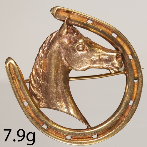 82 - GOLD HORSE AND HORSE SHOE BROOCH,
L. 3.1 cm.
7.9 grams.