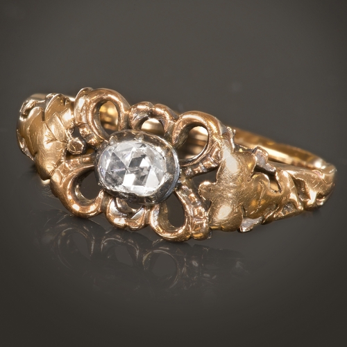 38 - ANTIQUE SINGLE STONE DIAMOND GOLD RING,
Diamond bright and lively.
Size J 1/2.
2.9 grams.