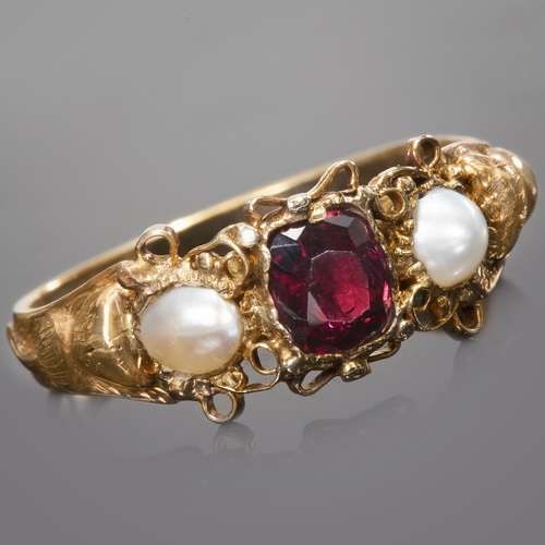 255 - ANTIQUE GARNET AND PEARL 3-STONE GOLD RING, 
Size O. 
2.3 grams.