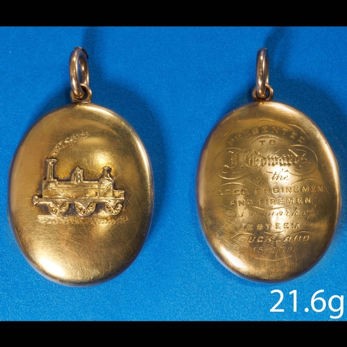 290 - RARE AUCKLAND, NEW ZEALAND TRAIN LOCKET PENDANT,
21.6 grams, 18 ct. gold.
The front of the locket de... 