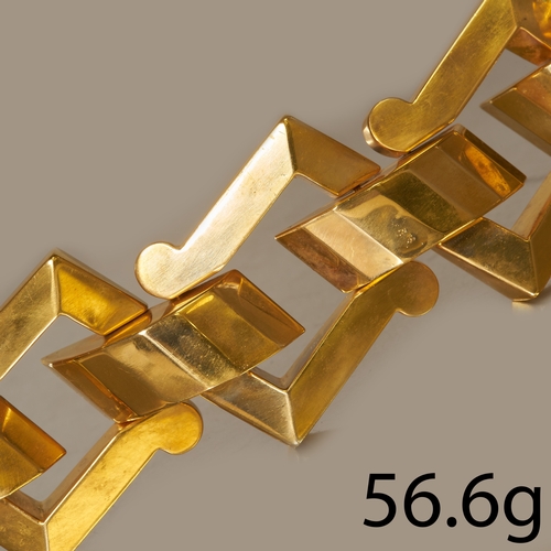 5 - 18 CT. YELLOW GOLD BRACELET.
56.6 gram. 18 ct. gold.
In the shape of geometric form
L: 20 cm.