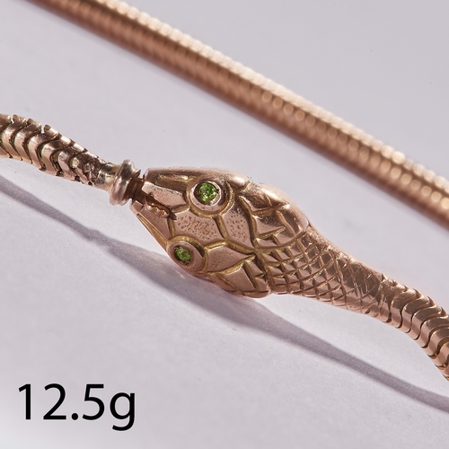 4 - UNUSUAL ANTIQUE SNAKE LINK SNAKE GOLD NECKLACE,
12,5 grams.
The snake head set with green eyes.
L. 3... 