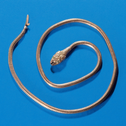 4 - UNUSUAL ANTIQUE SNAKE LINK SNAKE GOLD NECKLACE,
12,5 grams.
The snake head set with green eyes.
L. 3... 