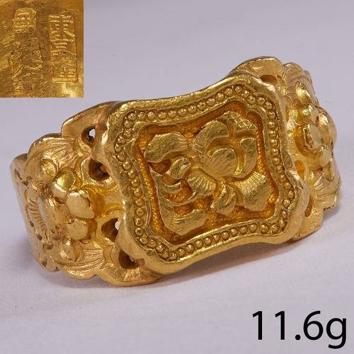 113 - ANTIQUE CHINESE HIGH CARAT GOLD RING, 
11.6 grams. presumably 22 ct. 
The head with a high relief de... 