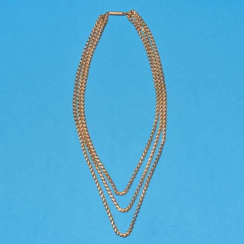 2 - ANTIQUE 3-ROW GUARD CHAIN GOLD NECKLACE,
28,9 grams.
Fine link design.
L. 39 cm.