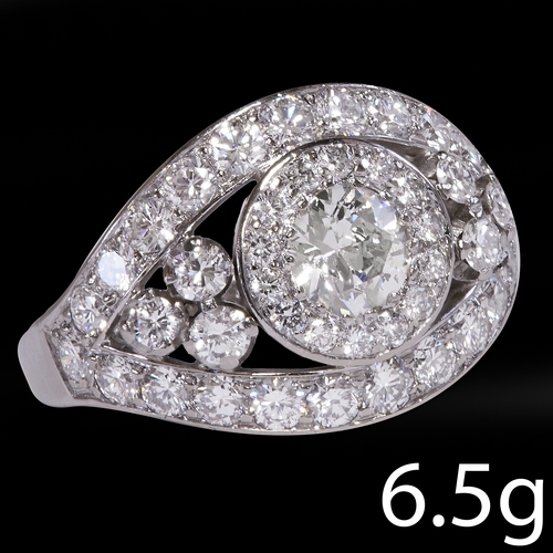 17 - DIAMOND CLUSTER RING,
6.5 grams, 18 ct. gold.
Bright and lively diamonds, totalling approx. 2.80 ct.... 