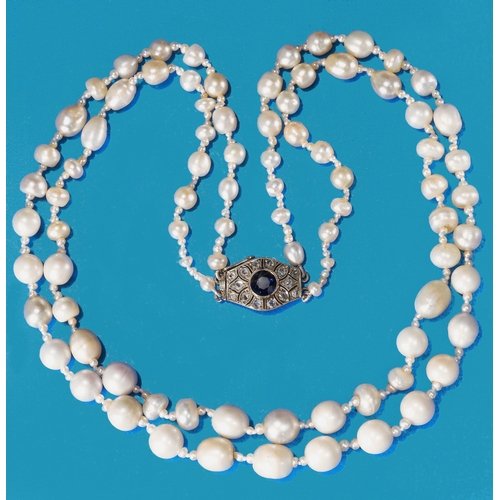 147 - CERTIFICATED 2-ROW NATURAL SALTWATER PEARL NECKLACE.
33.5 grams.
Larger pearls approx. 8.0 - 3.1 mm.... 