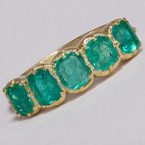 93 - ANTIQUE EMERALD 5-STONE RING,
2.8 grams, testing 18 ct. gold.
Vibrant emeralds, totalling approx. 1.... 