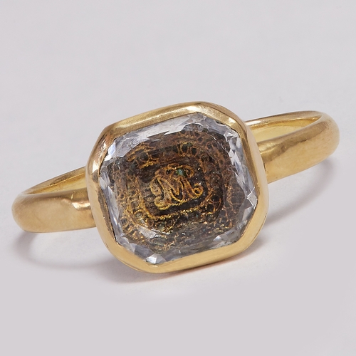 54 - RARE 18th CENTURY STUART CRYSTAL RING,
2.5 grams, high carat gold.
The head with a monogram.
Size O ... 