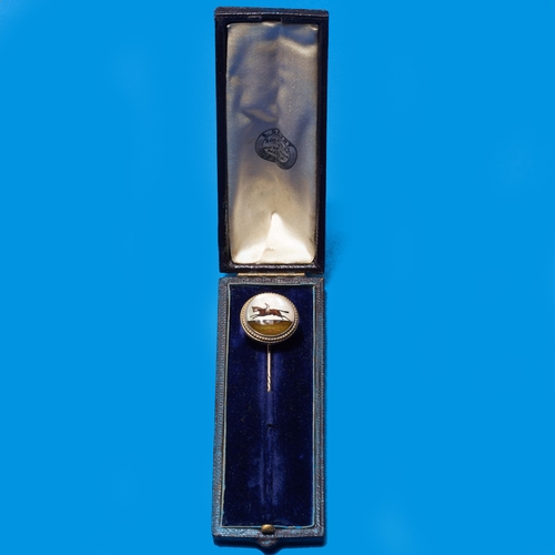 127 - ESSEX CRYSTAL REVERSE INTAGLIO STICK PIN,
7.2 grams, High carat gold.
The Essex crystal depicting a ... 