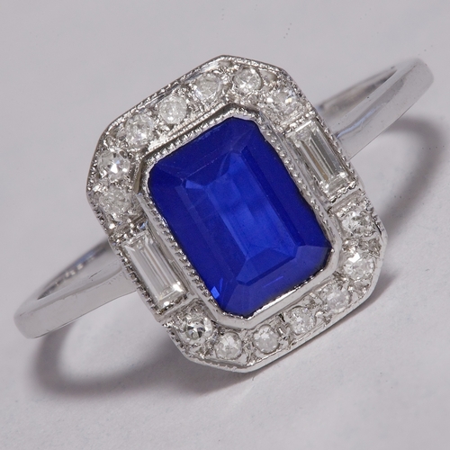 178 - ART-DECO SAPPHIRE AND DIAMOND CLUSTER RING,
2.2 grams, platinum.
Vibrant blue sapphire of approx. 1 ... 