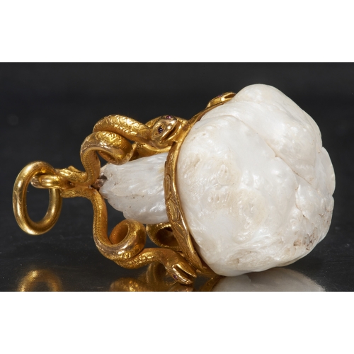 26 - HIGHLY UNUSUAL CERTIFICATED LARGE NATURAL PEARL PENDANT,
16.2 grams. 18 ct. gold.
The pearl of appro... 