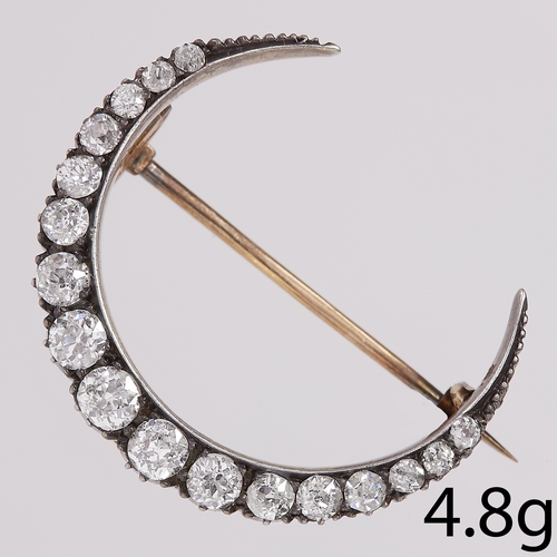 214 - FINE ANTIQUE DIAMOND CRESCENT BROOCH. 
4.8 Grams 
Set with bright lively old cut diamonds.
2.6 cm di... 